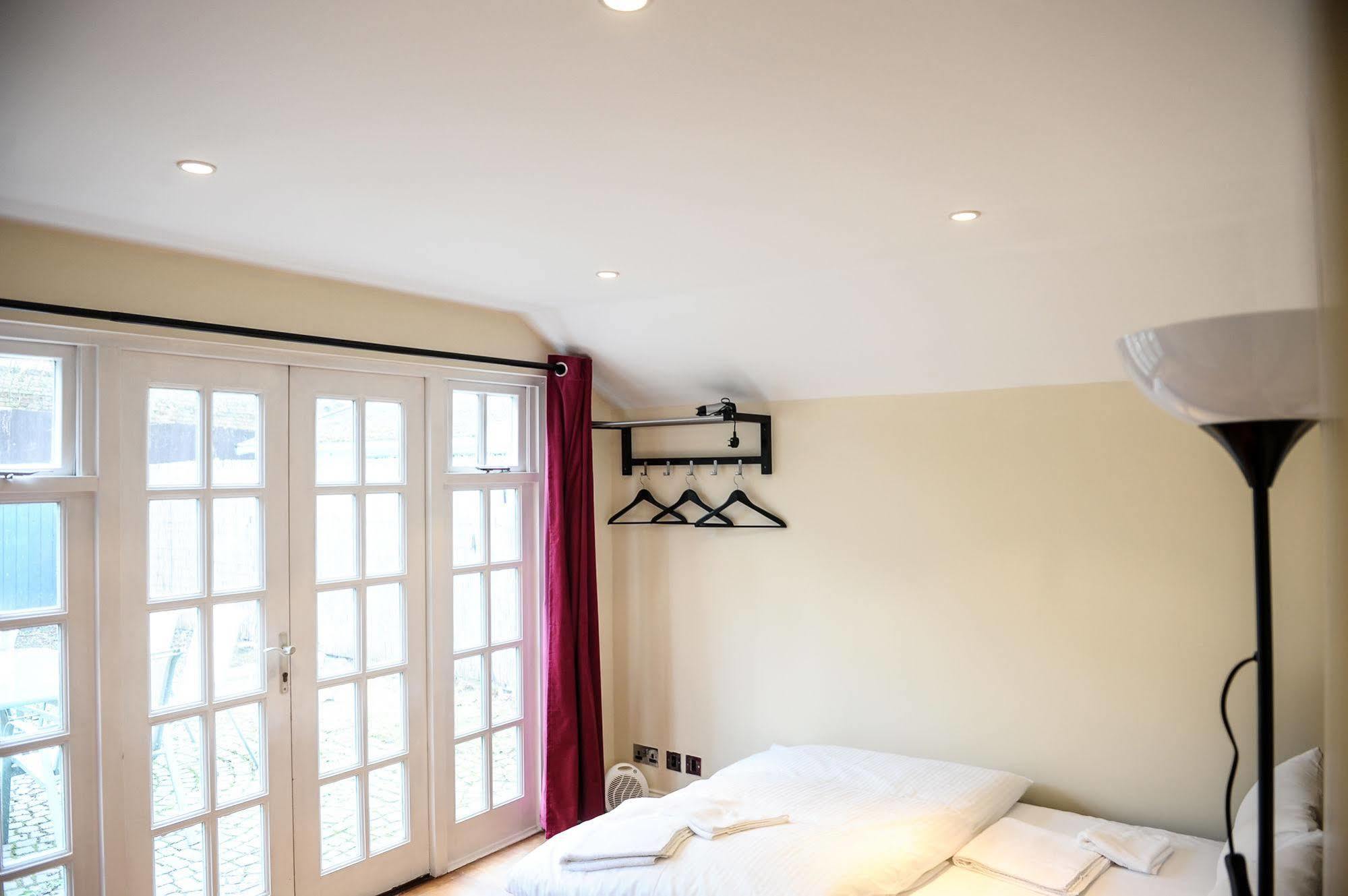 The Greyhound Cottage Chigwell Esterno foto